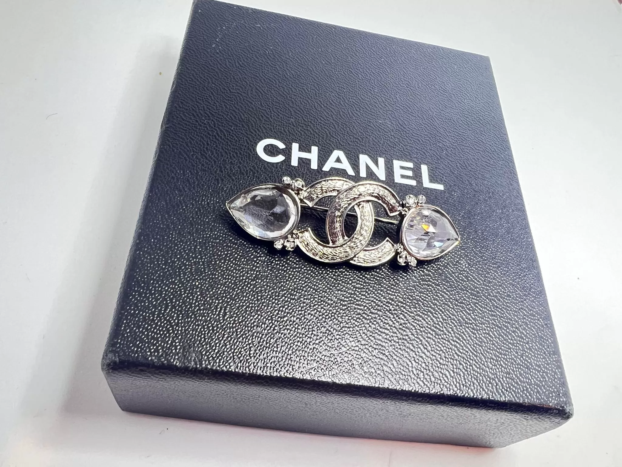 Chanel 15K 2015 Oblong Crystal CC Pin Brooch