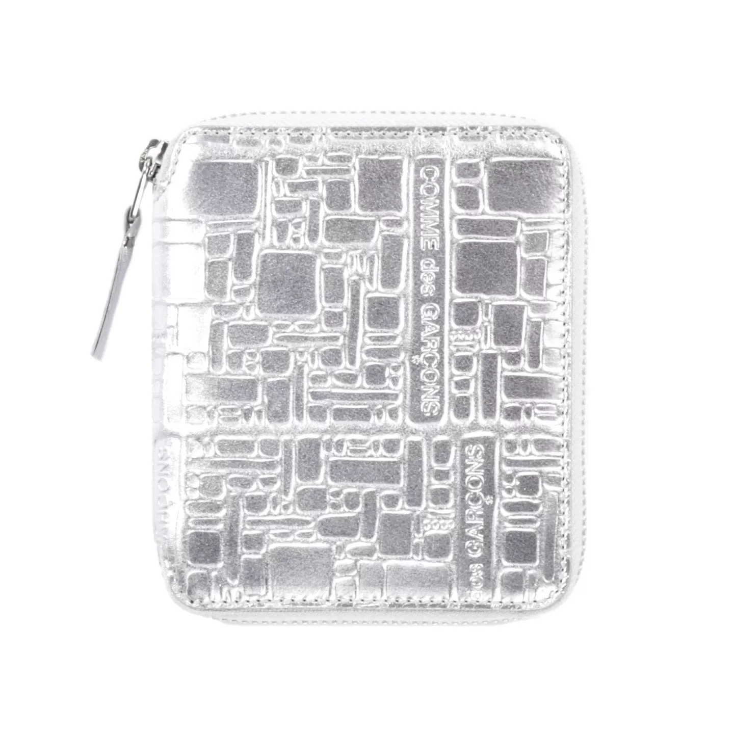 COMME DES GARCONS SA2100 EMBOSSED LOGOTYPE ZIP WALLET SILVER