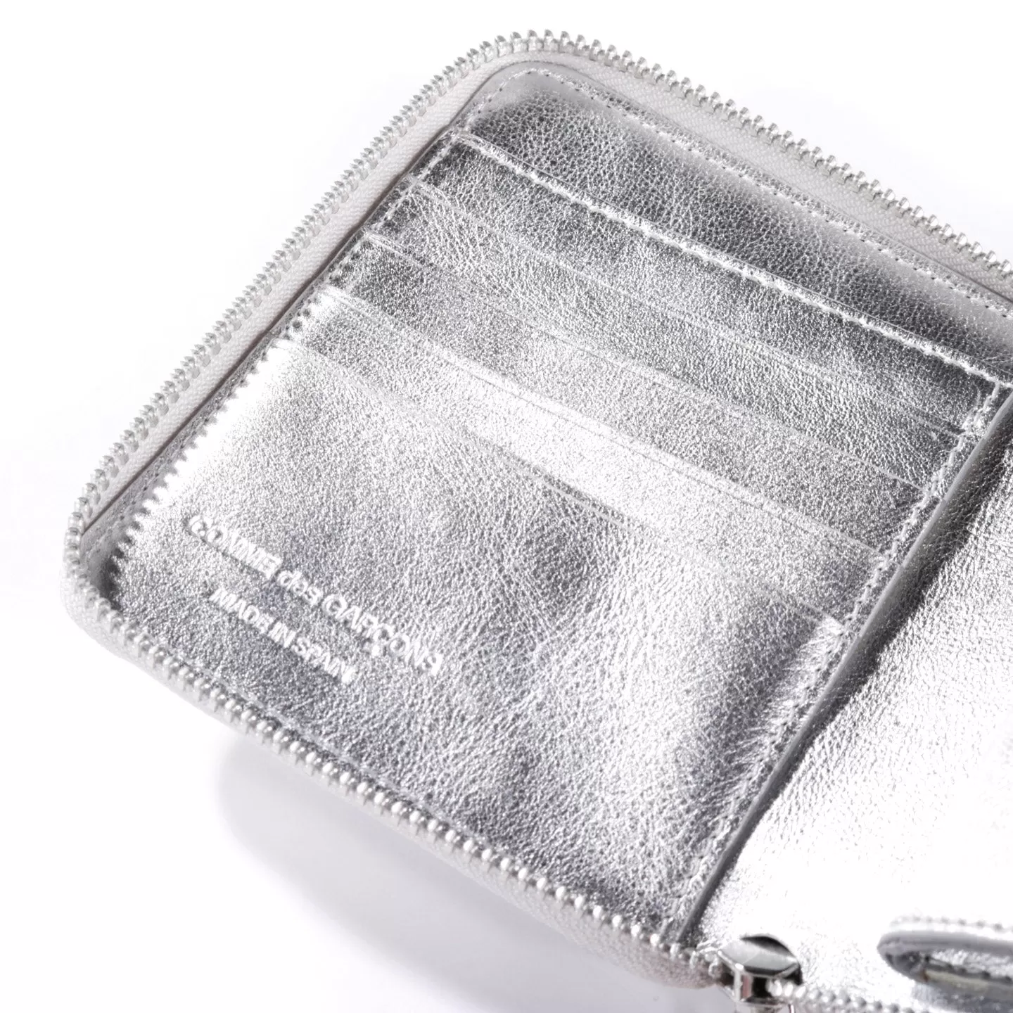 COMME DES GARCONS SA2100 EMBOSSED LOGOTYPE ZIP WALLET SILVER