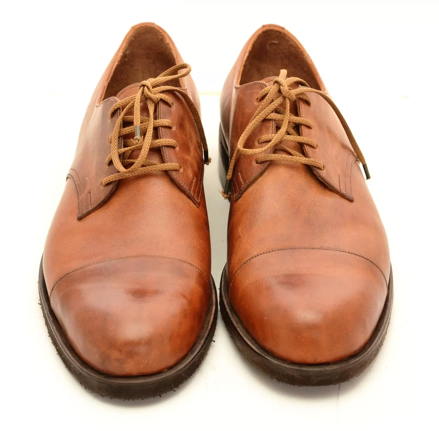 Derby toe cap shoe / tan cordovan