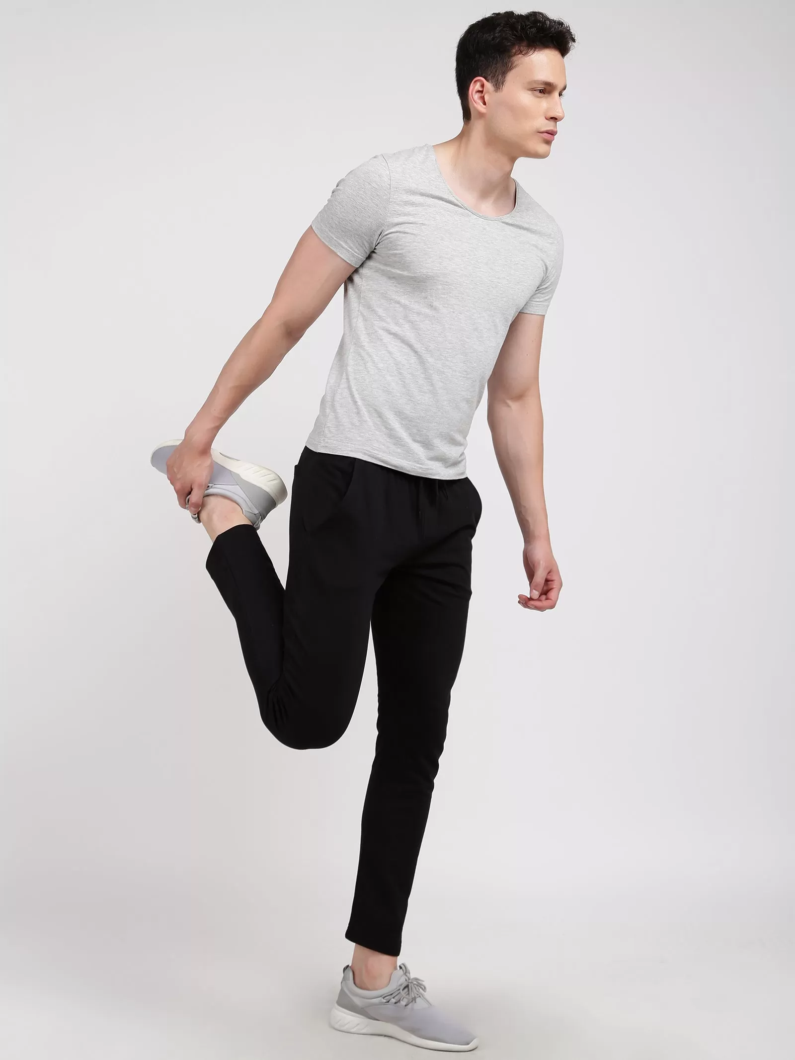 MEN'S BLACK SOLID REGULAR FIT KNITTED TRACK